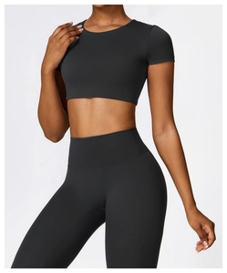 Seitenansicht des schwarzen, hochdehnbaren zweiteiligen Yoga-Sets mit Crop-Top und Leggings