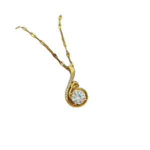 Collier élégant en acier titane doré avec pendentif fluide et pierre de zircone