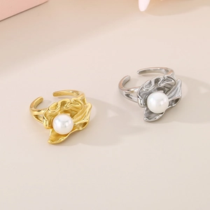 Dettaglio della base dell'anello lavico irregolare con perla tonda in finitura oro e argento