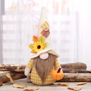 Poupée gnome d'automne avec tournesol et citrouille sur socle en bois rustique