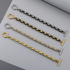 Détail de bracelets hip hop en acier inoxydable avec fermoirs OT et finitions métal