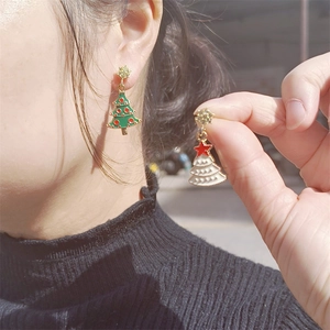 Chic pink Christmas tree stud earrings with gold star accents for a festive look