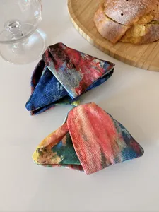 Détail d'une pince à cheveux triangulaire avec imprimé abstrait de peinture à l'huile