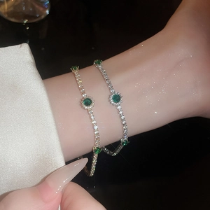 Vue détaillée du sertissage de la pierre verte sur un bracelet de luxe raffiné