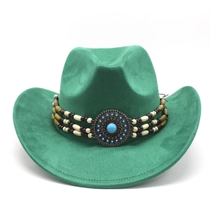 Détail d'un chapeau de cowboy vert émeraude avec perles ethniques et boucle turquoise