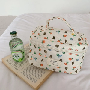Trousse à maquillage matelassée en coton floral avec motifs d'ours et poignée