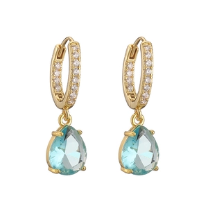 Boucles d'oreilles créoles dorées avec zircons blancs et cristaux bleu clair en goutte