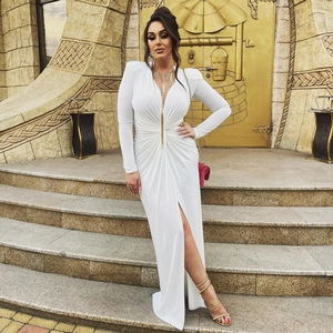 Robe blanche élégante à col en V profond, manches longues et fente haute