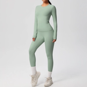 Dettaglio completo yoga verde chiaro con top a maniche lunghe e leggings a vita alta
