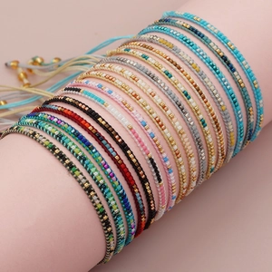 Set di braccialetti dell'amicizia boho fatti a mano con perline colorate e cordino regolabile