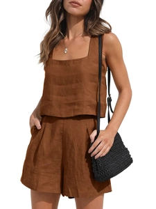 Détail d'un ensemble deux pièces en lin marron avec débardeur col carré et short taille haute