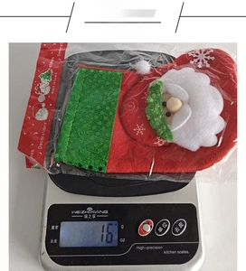 Detail eines kreativen Weihnachtsmann-Pailletten-Geschenkstrumpfes mit ca. 16g Gewicht