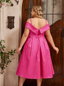 Robe grande taille en satin fuchsia avec dos croisé et bretelles épaules dénudées