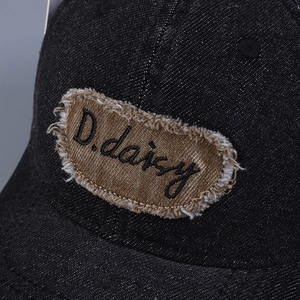 Berretto da baseball in denim nero con ricamo D.daisy e dettaglio patch invecchiato