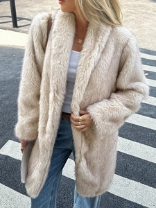 Manteau long élégant en fausse fourrure beige pour femme dans un style urbain chic