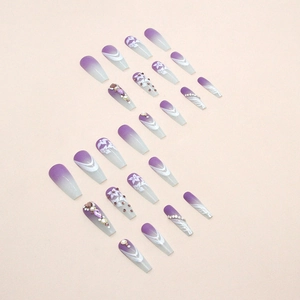 Faux ongles longs coffin dégradé violet avec fleurs blanches et strass scintillants