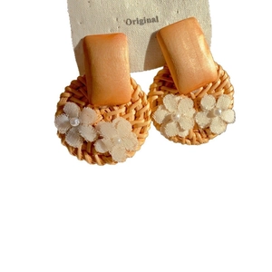 Böhmische gewebte Rattan-Ohrringe mit orangem Akzent und weißen Stoffblumen-Details