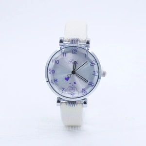 Détail macro du cadran de montre à quartz avec illustration cœur et bracelet blanc