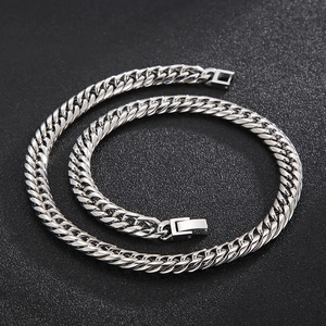 Vue de dessus d'un collier à mailles cubaines en acier titane argenté avec fermoir à cliquet