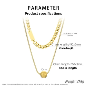 Détails du collier à deux rangs en acier doré avec chaîne gourmette et perle mate