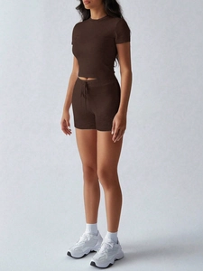 Ensemble de yoga deux pièces marron foncé pour femme avec haut court et short assorti