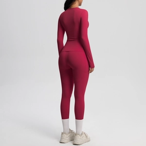 Détail du legging de yoga taille haute avec poche latérale et haut de sport à manches
