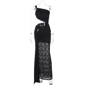 Détail de robe noire asymétrique avec taille évidée et ourlet en dentelle florale fine