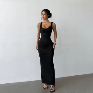 Robe longue noire moulante élégante avec bordure en dentelle et petit nœud délicat