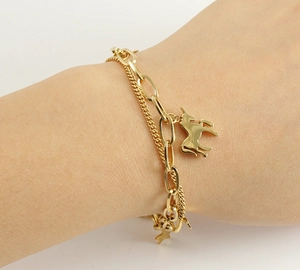 Détail du bracelet licorne doré double couche avec pendentif étoile au poignet
