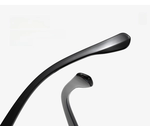 Detalle de las patillas curvas negro brillante de las gafas de sol cuadradas de moda