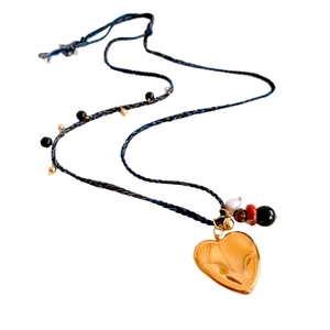 Collier ethnique en corde tressée avec grand pendentif cœur doré et perles variées