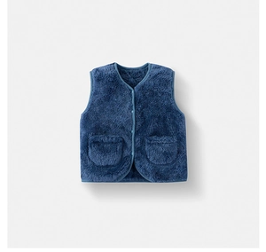 Dettaglio ravvicinato del gilet di peluche blu scuro per bambini con trama soffice