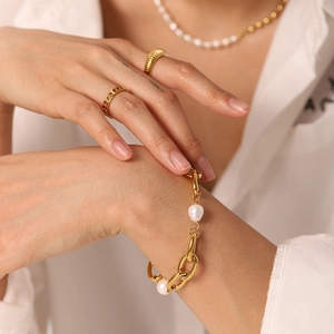 Bracelet chaîne en acier inoxydable plaqué or 18K avec perles blanches irrégulières porté