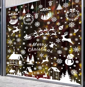 Gros plan de stickers de Noël blancs pour fenêtres avec rennes et motifs de flocons
