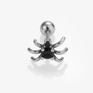 Détail macro d'un clou d'oreille araignée en argent avec gemmes noires et fermoir à vis