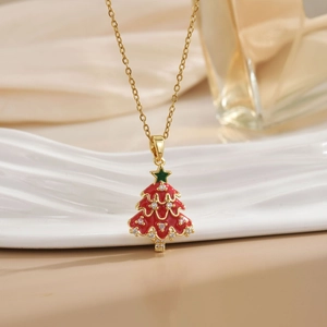 Élégant collier sapin de Noël doré avec émail rouge et cristaux sur une chaîne fine