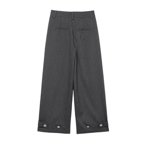 Detailansicht der Rückseite einer grauen Nadelstreifen-Hose mit weitem Bein für Damen