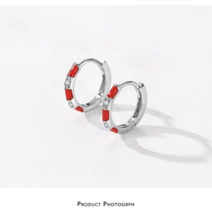 Détail de la créole en argent S925 avec émail rouge et pierres de zircon blanc