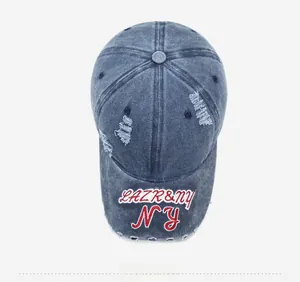 Vue de dessus d'une casquette en jean rétro avec broderie 3D et détails de trous usés