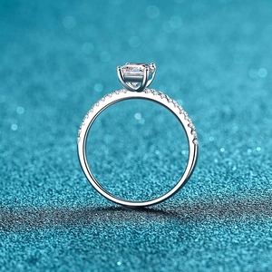 Classic S925 sterling silver four-prong 1 carat moissanite ring with side accent stones