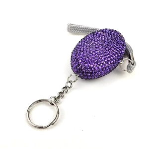 Allarme personale con strass viola, catena argentata e cinturino grigio per chiavi