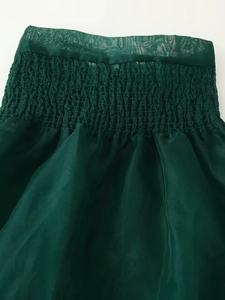 Detailansicht der dunkelgrünen Smok-Taille an einem leichten Organza-Rock