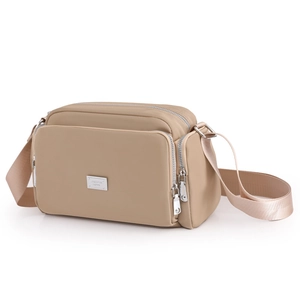 Bolso bandolera de nailon caqui con correa ancha y tres compartimentos con cremallera