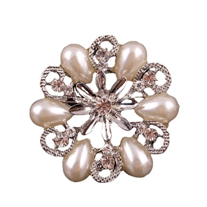 Elegante spilla a ghirlanda floreale in argento con perle bianche e strass di cristallo