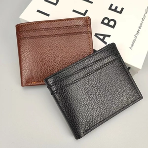 Détail de portefeuilles courts pour hommes en noir et marron avec coutures fines et zip
