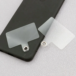 Detail von transparenten PVC-Handy-Laschen mit Metallringen für Umhängebänder