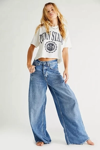 Détail du jean vintage bleu à taille haute avec une coupe large et ourlet brut