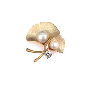 Élégante broche feuille de ginkgo dorée avec perles blanches et zircons scintillants
