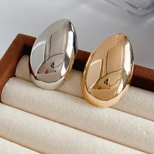 Polierte übergroße metallische Nadeln in Tropfenform in Silber und Gold mit Hochglanz-Finish