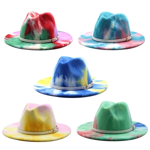 Présentation à plat de chapeaux Fedora en laine tie-dye colorés avec bandes en cuir